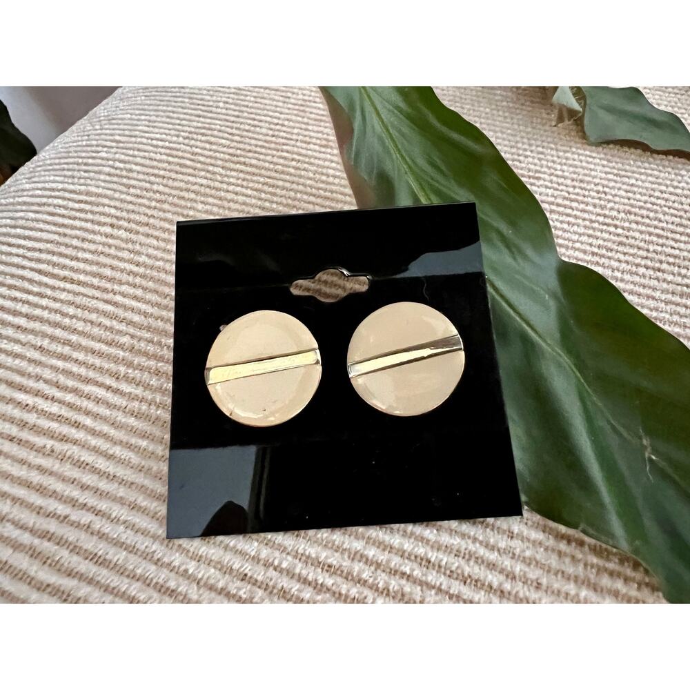 Vintage Gold & Beige Enamel Stud Earrings, Circle 90s Jewelry, Retro 80s - Picture 5 of 8